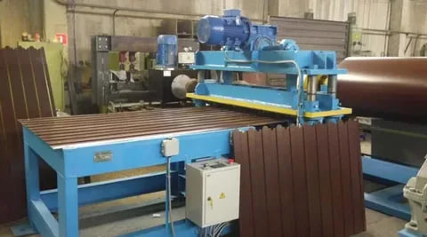 Фигурный рез профнастила С10Б крупным планом