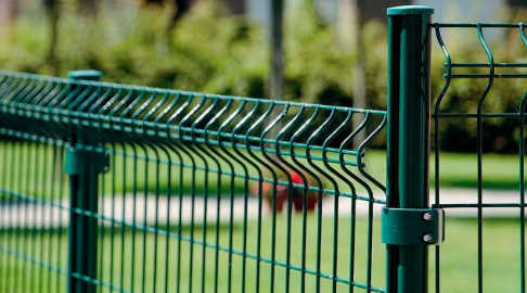 Сетка для забора: пример ограждения на объекте